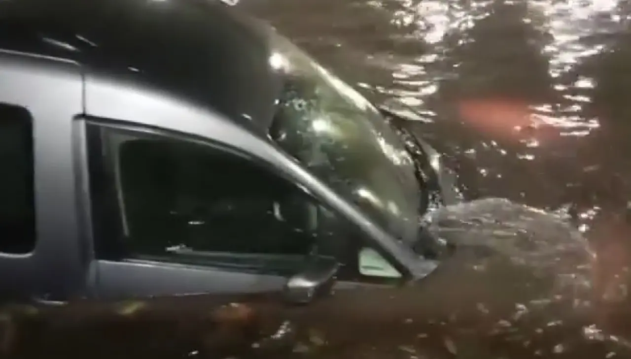 Pendik’te alt geçidi su bastı, sürücü ve kızı mahsur kaldı