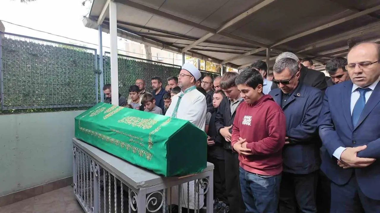 Maltepe’de gecekondu yangınında hayatını kaybeden 12 yaşındaki çocuk toprağa verildi