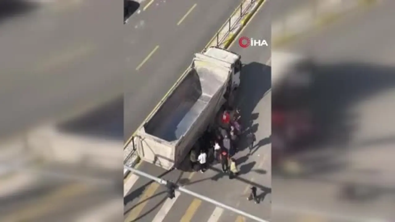 Elazığ’da kamyonun altında kalan vatandaş yaralandı