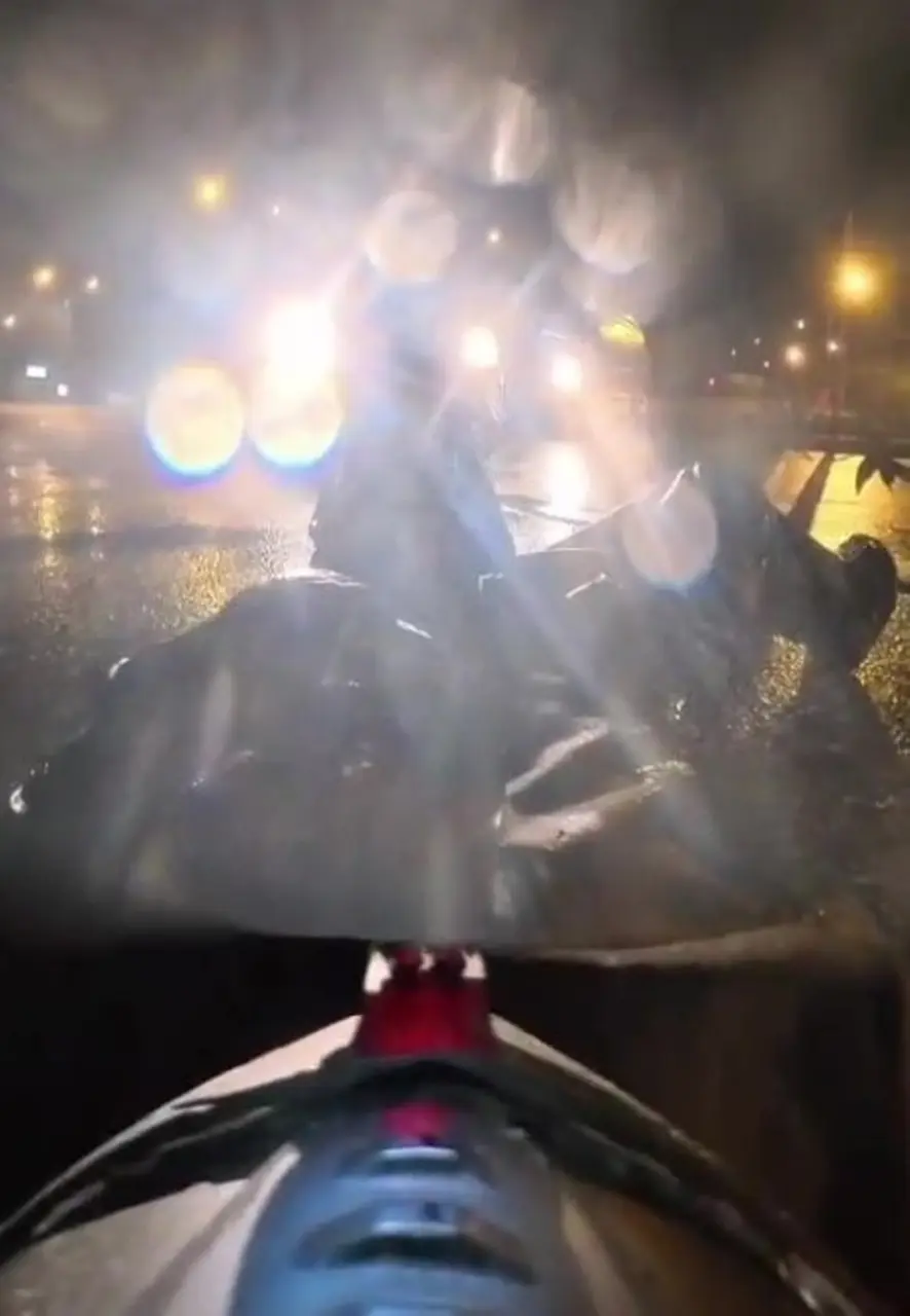 Hafif ticari araç ile motosiklet kavşakta çarpıştı