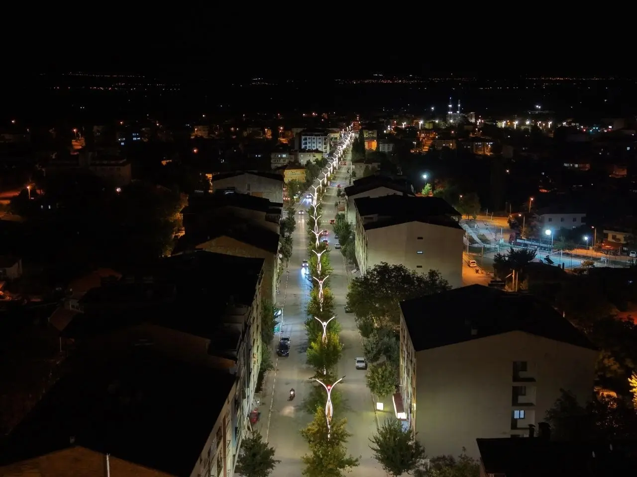 Denizli Büyükşehir, 10 kilometrelik hat ve 247 yeni direkle şehrin güzelliğine güzellik kattı