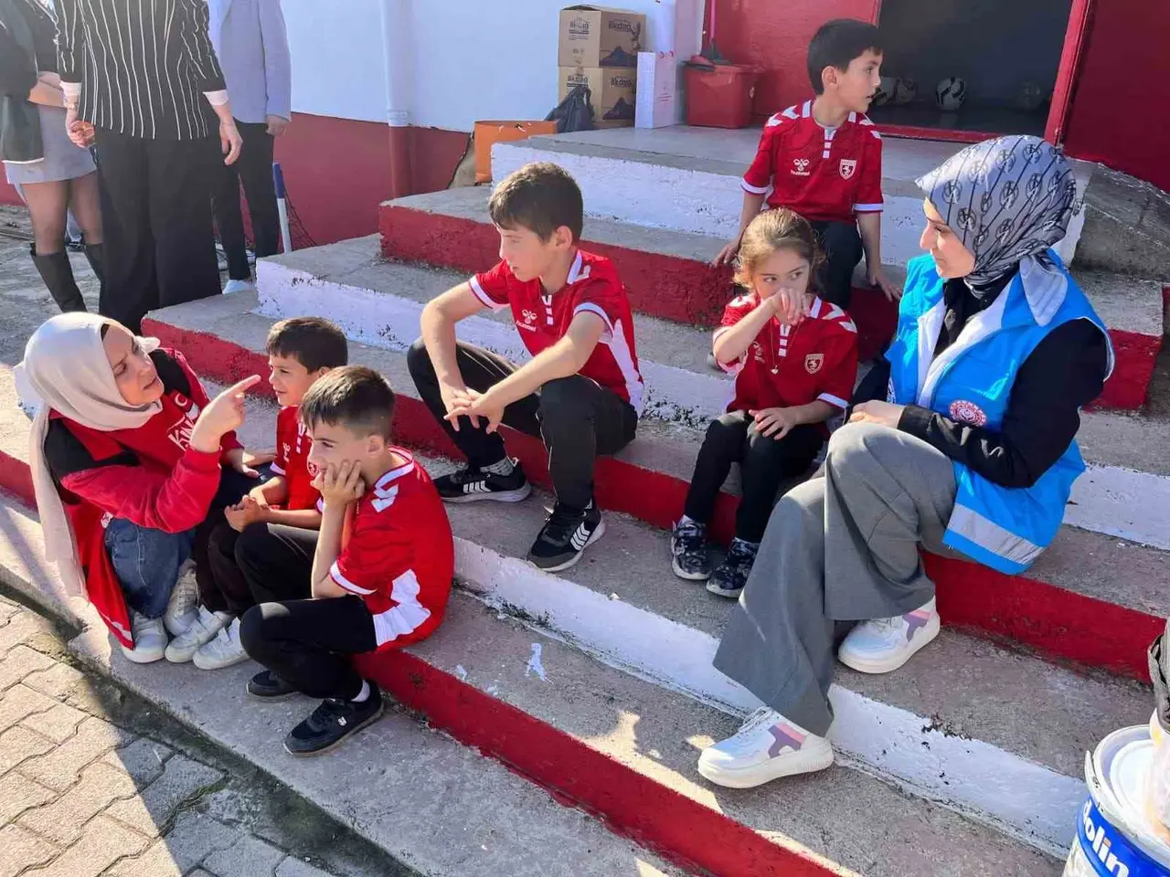 İlkokul öğrencilerine yeni spor alanı oluşturuldu