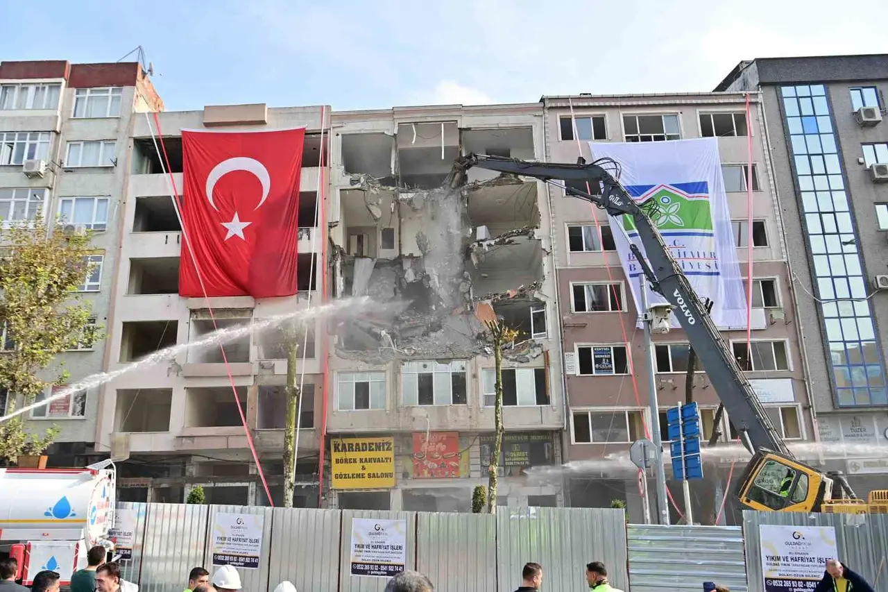 Bahçelievler’de kentsel dönüşüm kapsamında 6 bininci binanın yıkımı gerçekleştirildi