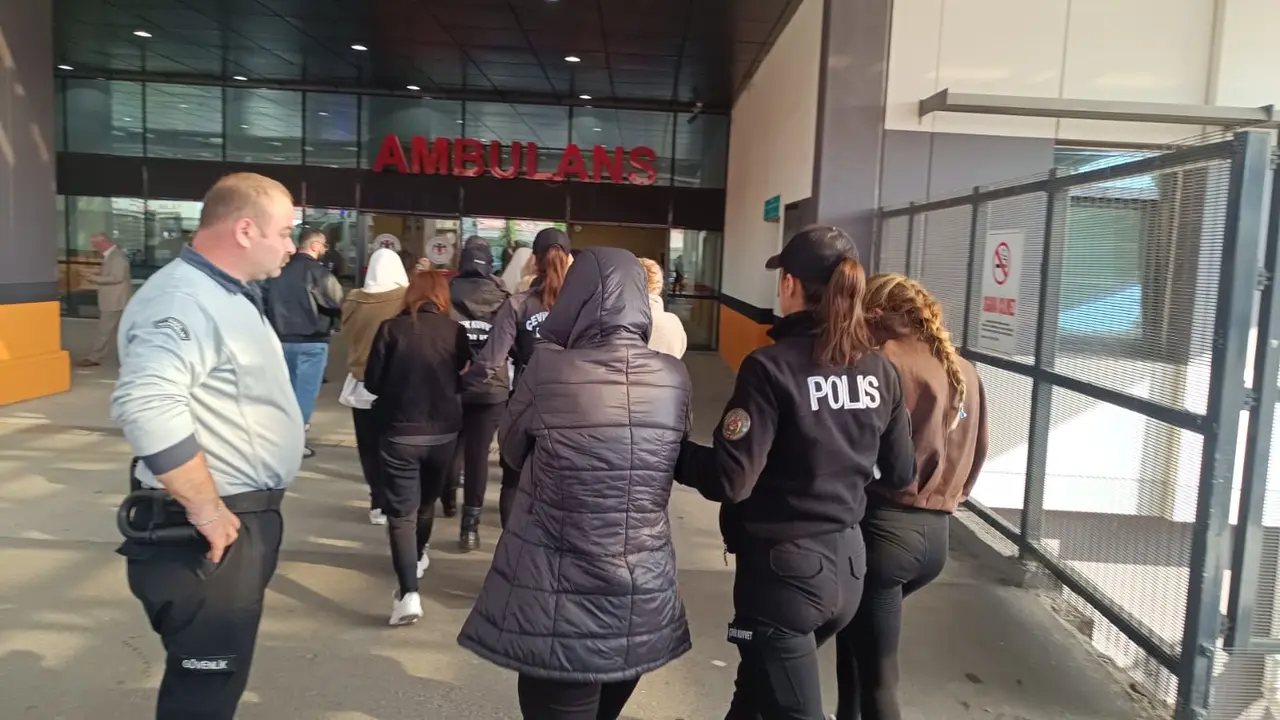 Yasa dışı üreme ticareti operasyonunda gözaltına alınan 44 şüpheli sağlık kontrolünden geçirildi