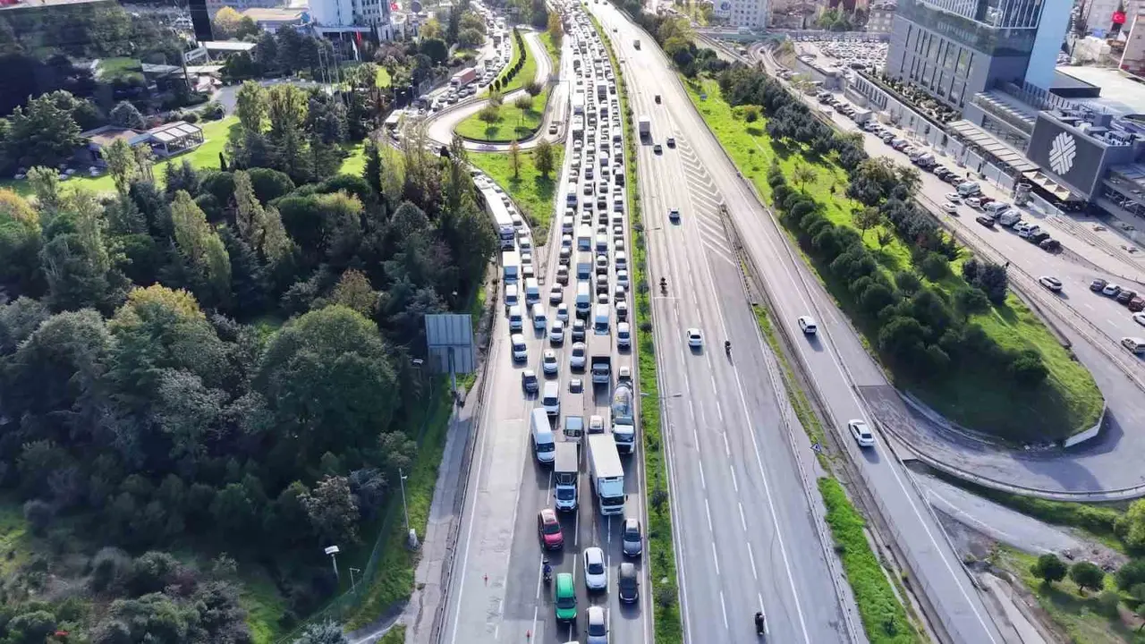 Bağcılar’da zincirleme kaza: 2 yaralı