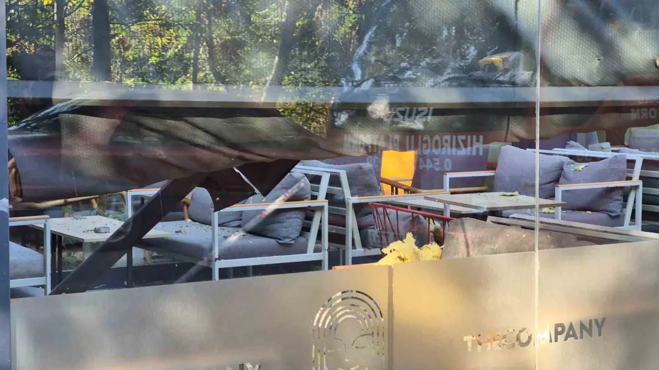 6 katlı binadan düşen yalıtım malzemeleri iş yerinin tentesine zarar verdi