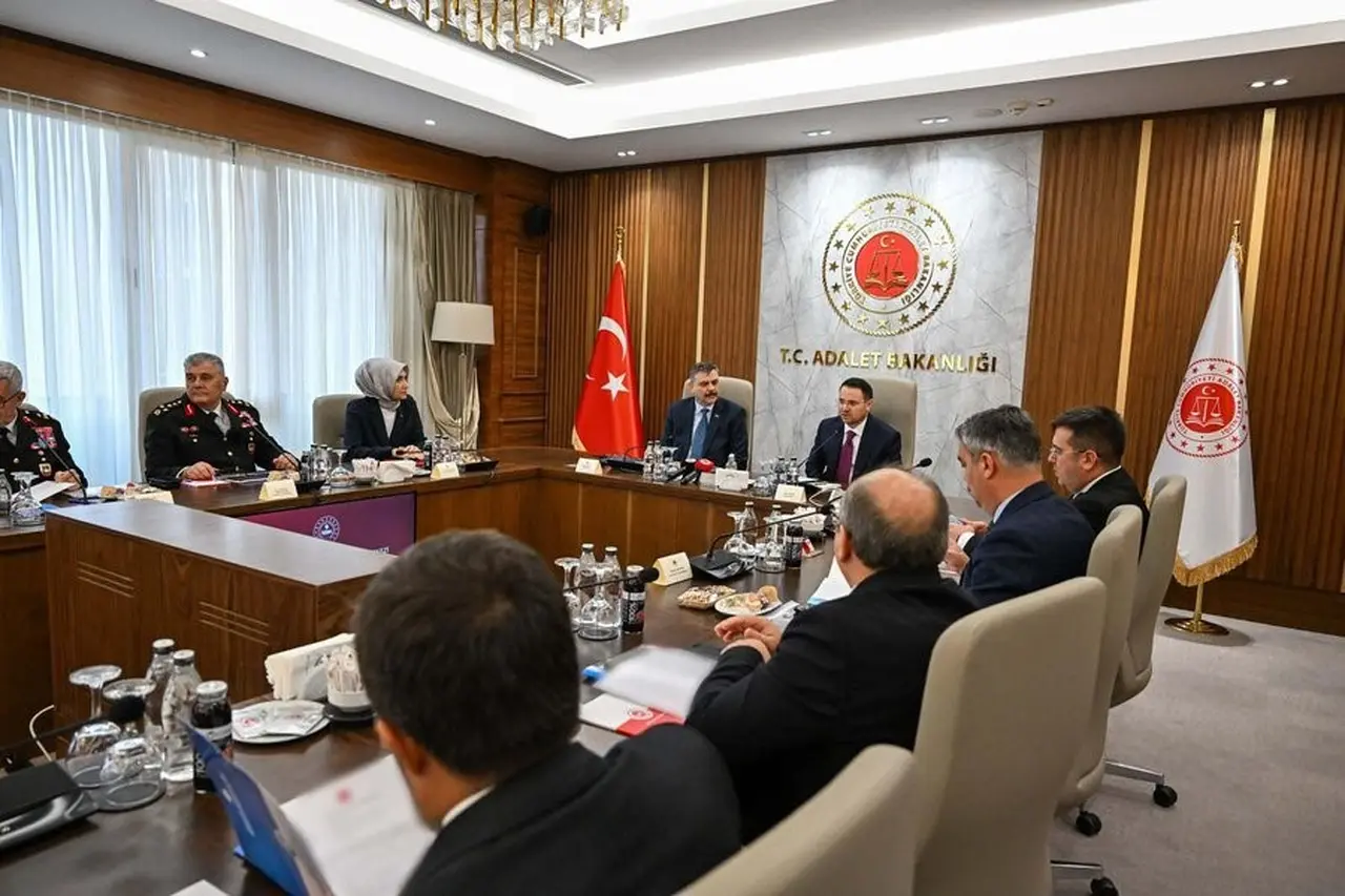 Bakan Gürlek, Bakan Çiftçi ile bir araya geldi