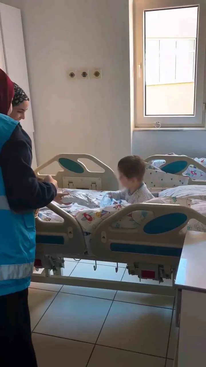 Bolu’da minik hastaların yüzünü güldüren ziyaret