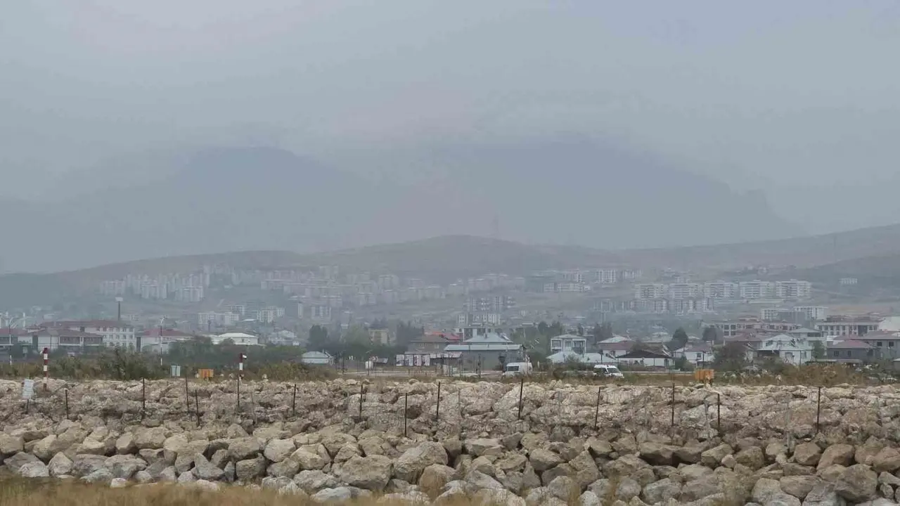 Van’da yağmurla birlikte sis etkili oldu