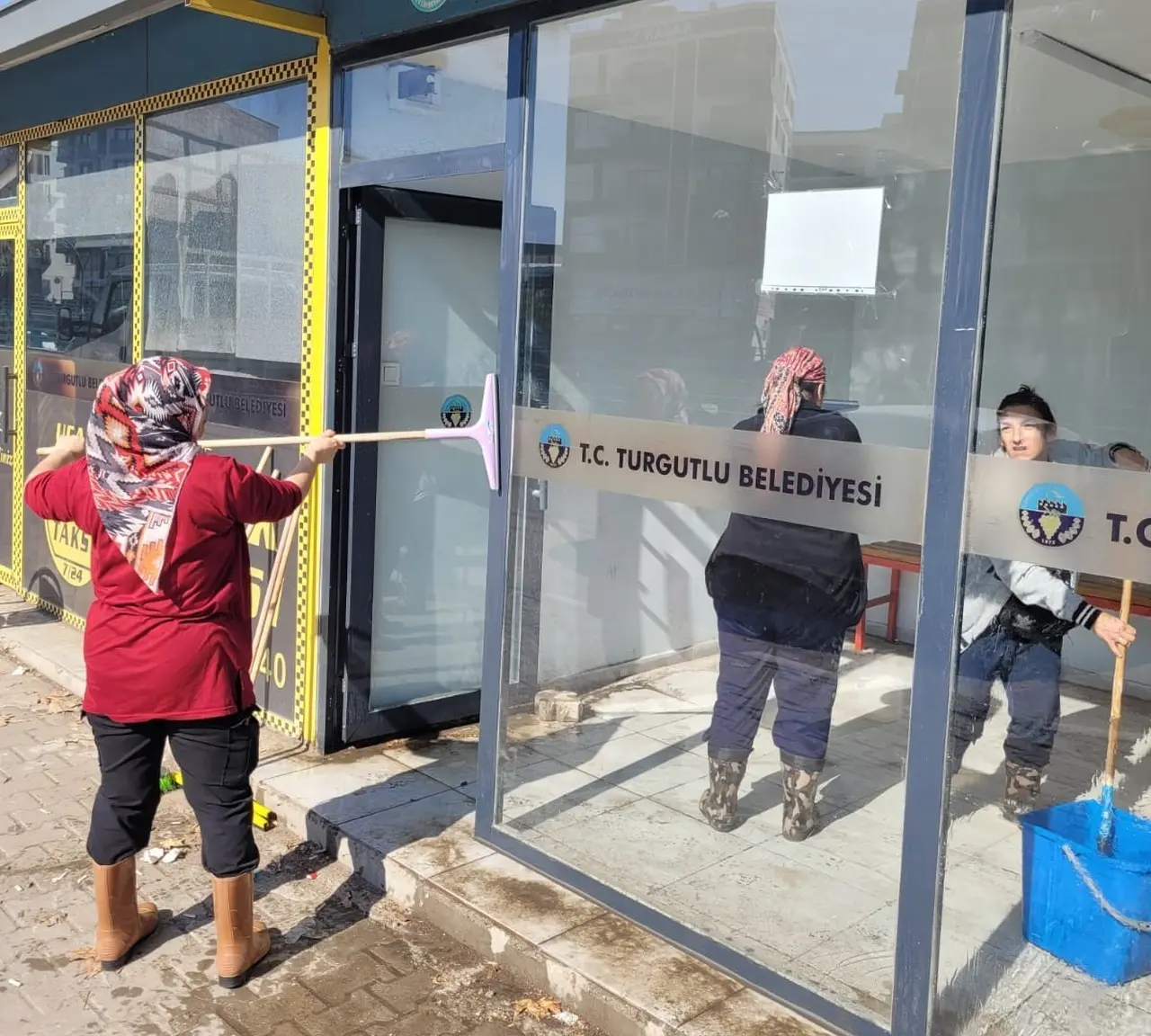 Turgutlu’daki servis durakları temizlenirken vatandaşlara da çağrıda bulunuldu