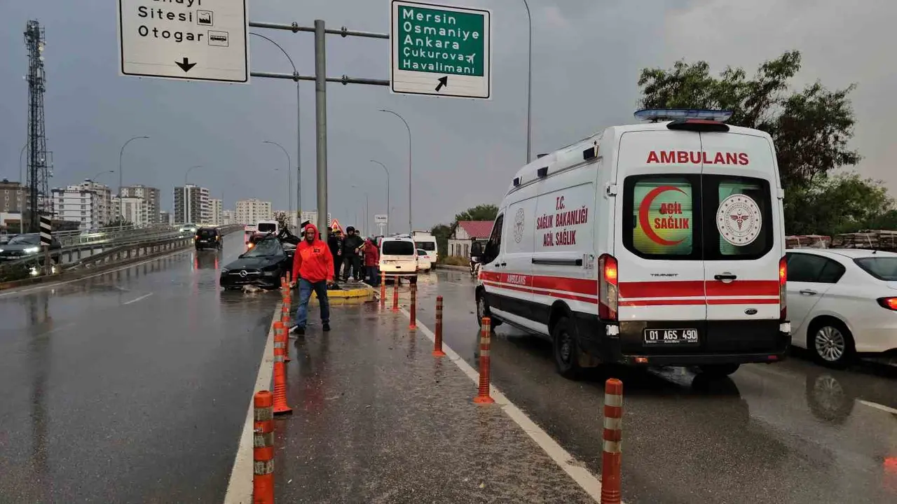 Adana’da otomobil direğe çarptı: 1 ölü