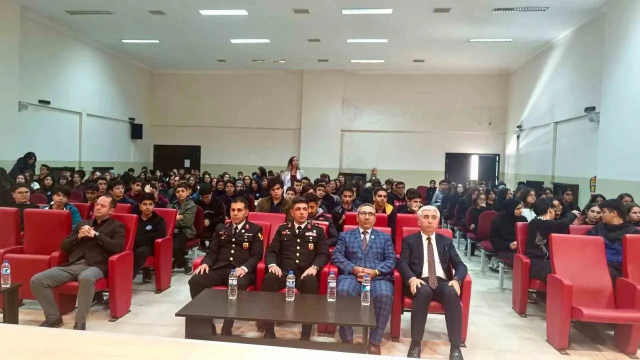 Şehit babası ve gaziler liselilerle bir araya geldi