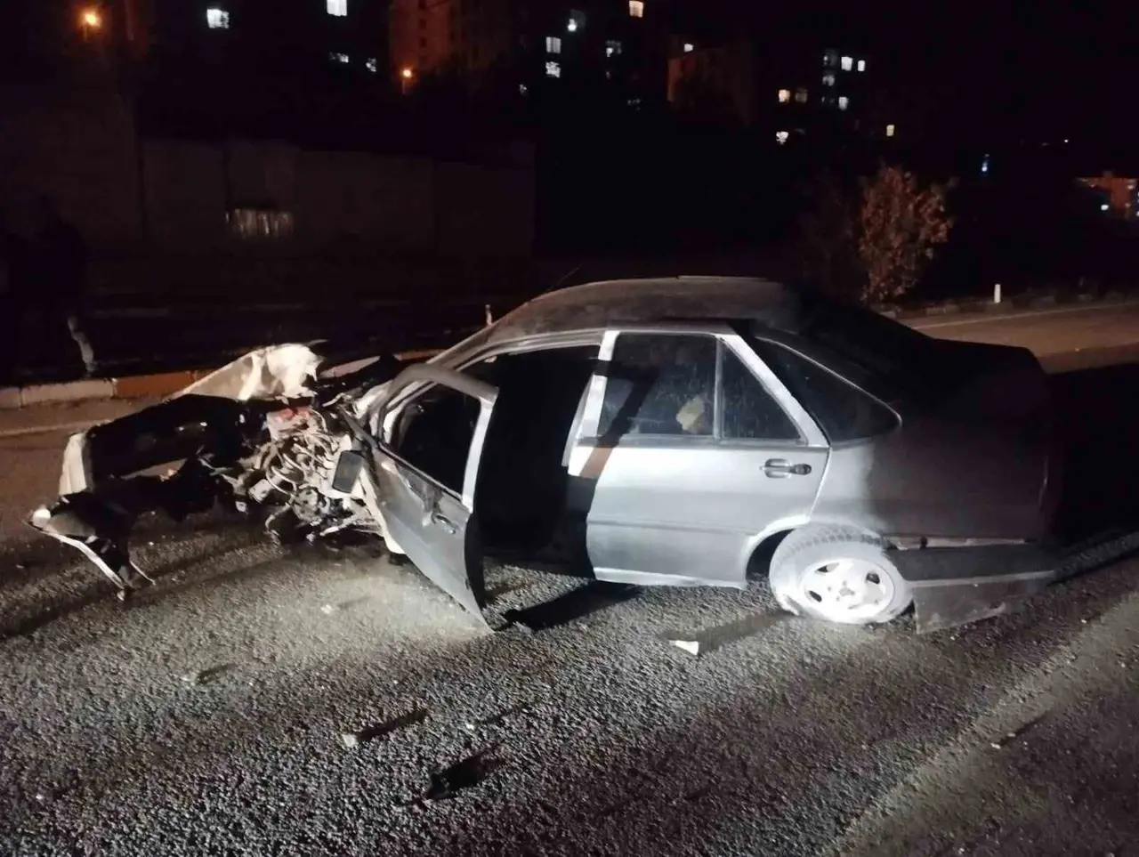 Sivas’ta aydınlatma direğine çarpan otomobilin sürücüsü yaralandı
