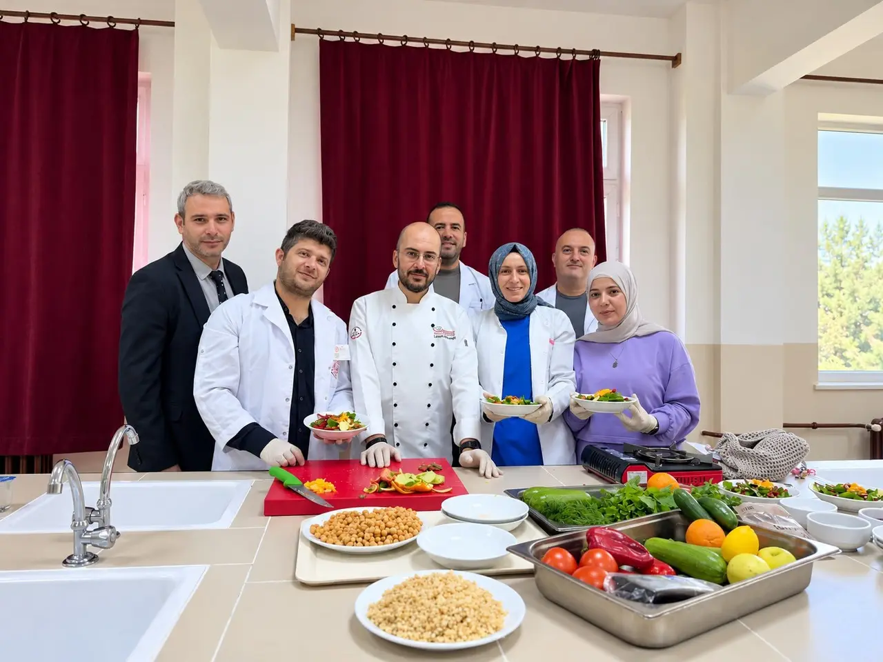 Ladik’te öğretmenler sağlıklı beslenmeyi mutfakta öğrendi