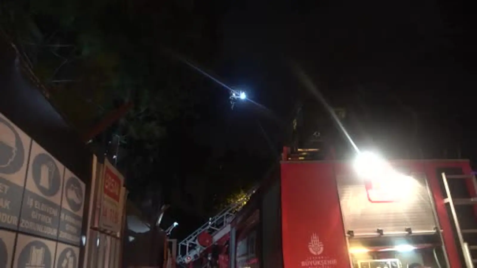 Kadıköy’de üç katlı ahşap köşkte yangın