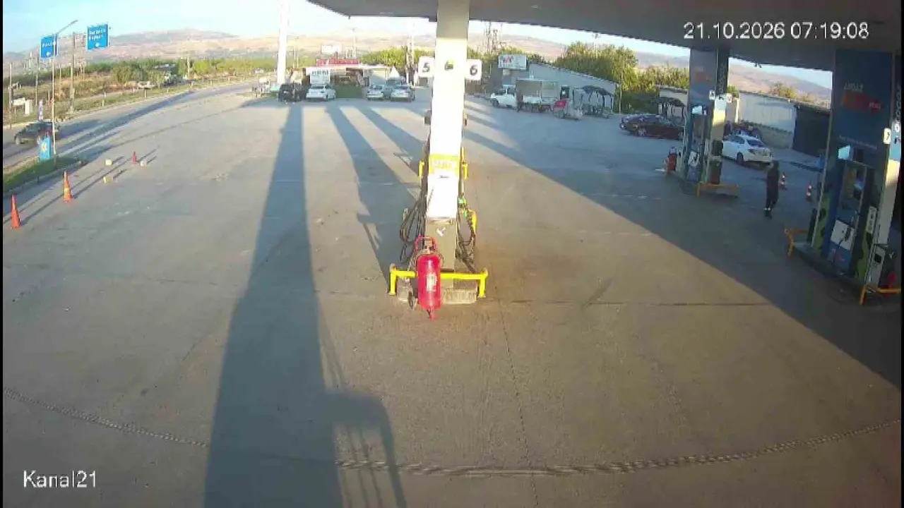 Malatya’da iki otomobilin çarpıştığı kaza kamerada: 1’i ağır 6 yaralı