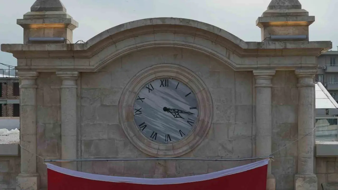 Depremin ardından yeniden inşa edilen 98 yıllık tarihi valilik binasında saat 04.17’de sabitlendi