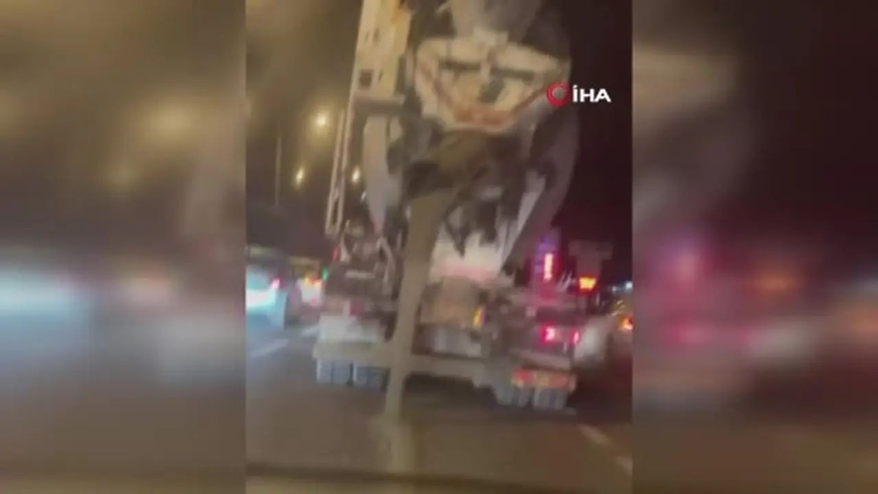 Yola harç dökerek ilerleyen beton mikseri kamerada