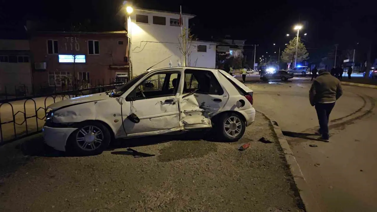 Isparta’da otomobiller kavşakta çarpıştı: 3 yaralı
