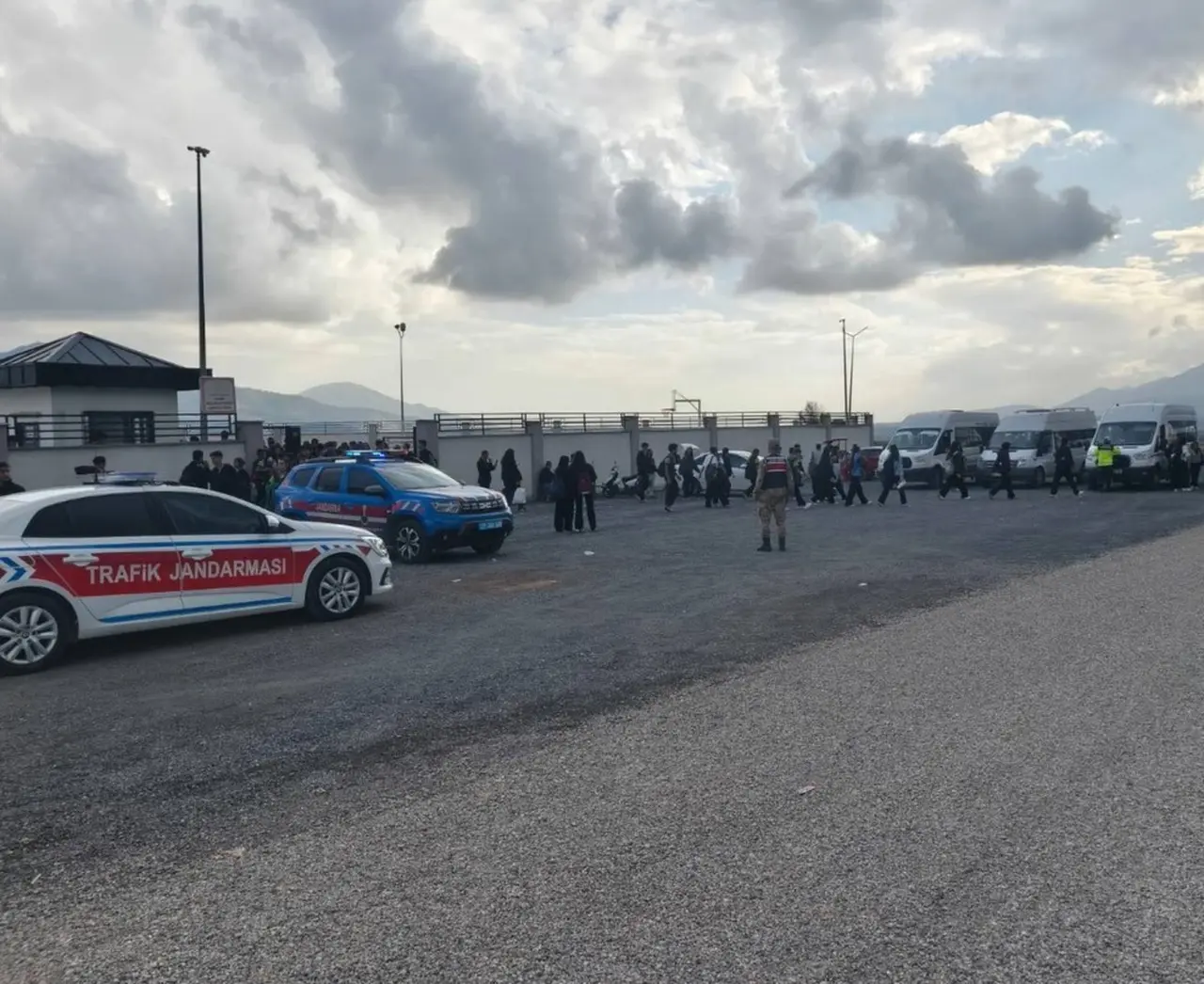 Gaziantep’te jandarmadan okul çevrelerinde huzur uygulaması: Aranan 181 şahıs yakalandı