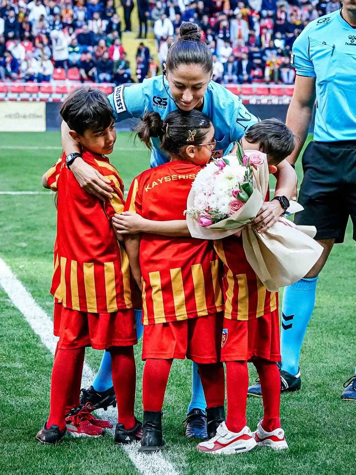 Kayserispor’dan hakem Asen Albayrak’a çiçekli destek