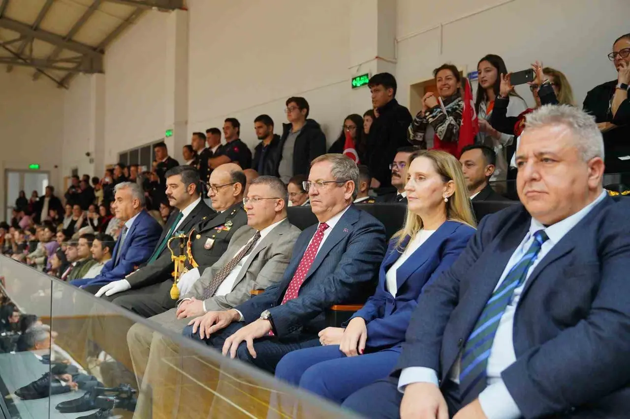 Ayvalık’ta Cumhuriyet coşkusu salonlara sığmadı