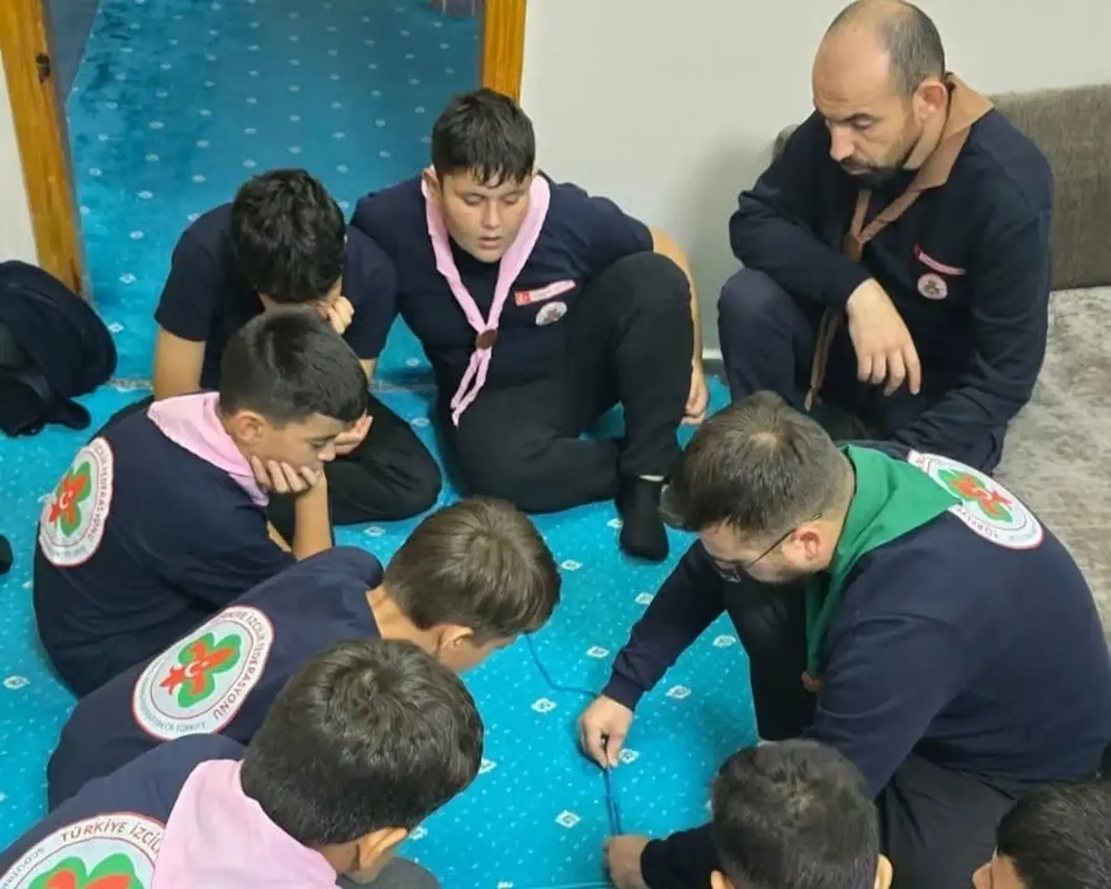 Genç izciler sabah namazında buluştu, camadan düğümü eğitimi aldı