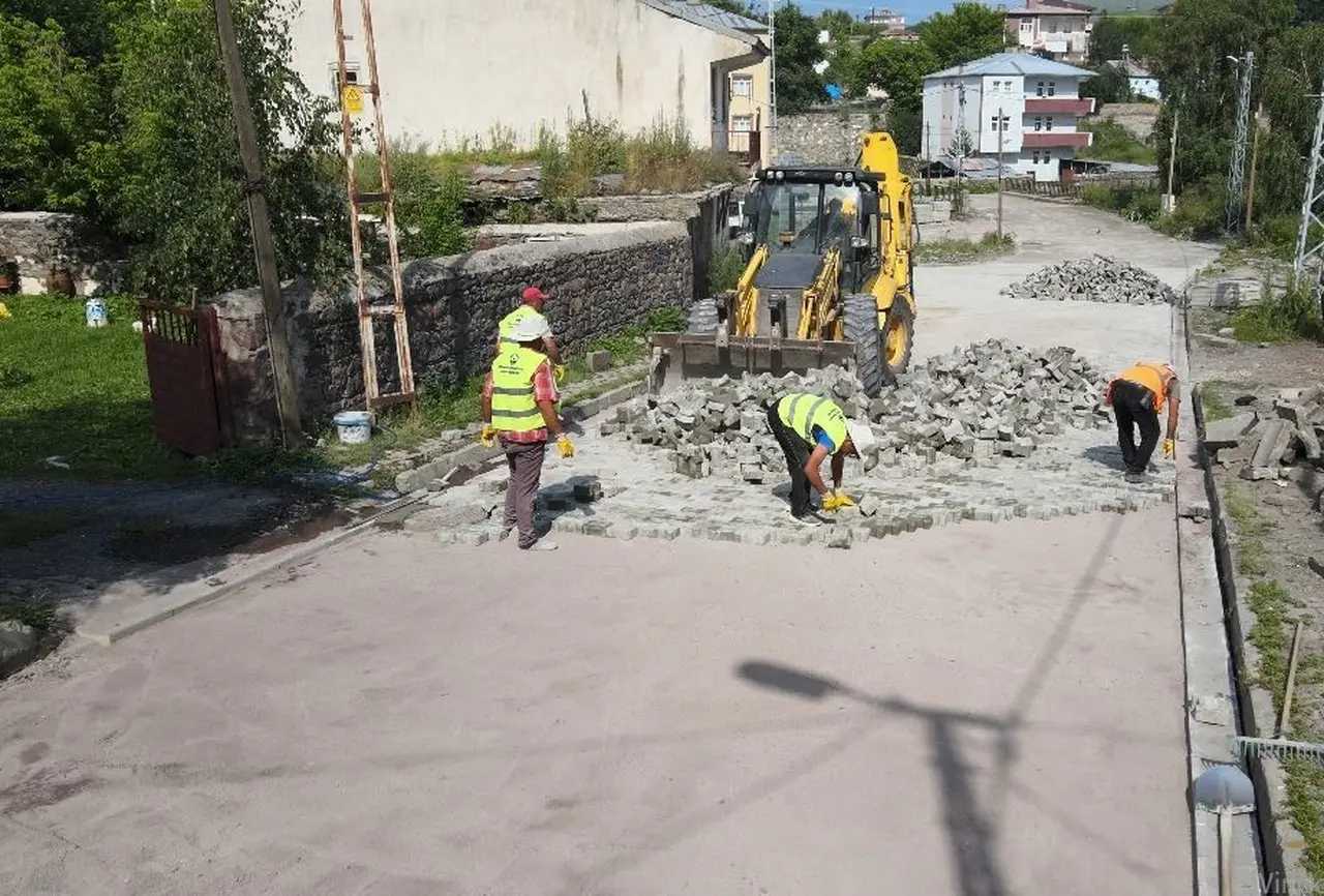 Ardahan’da Mahalle yolları kilit parke taşlarıyla yenileniyor