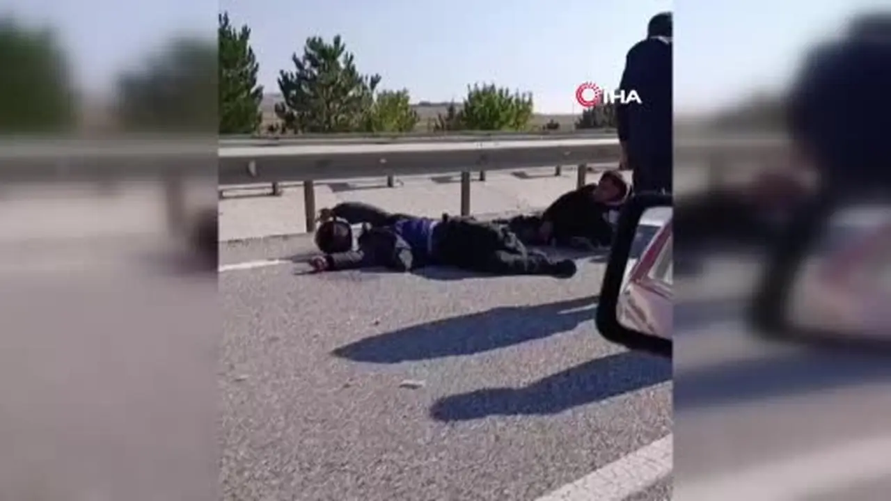Kontrolden çıkan motosiklet orta refüje çarptı, 2 yaralı