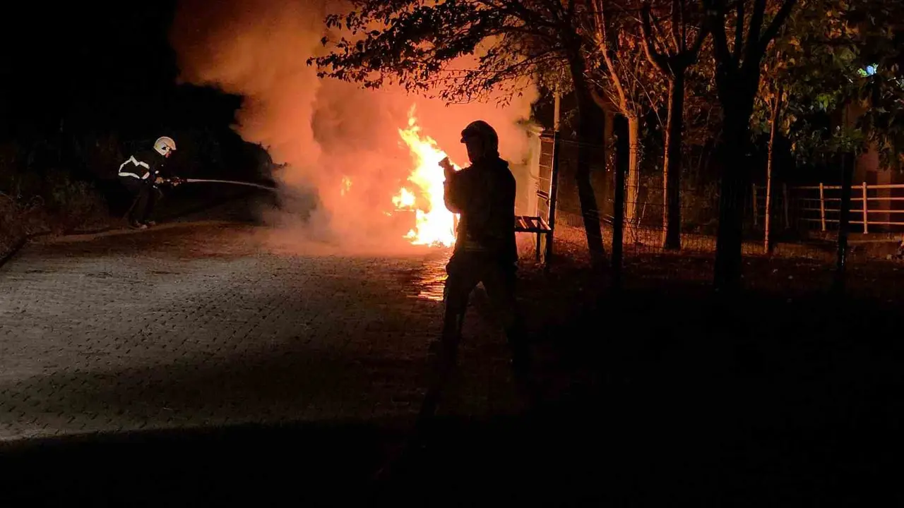 Edirne’de park halindeki otomobil alev alev yandı