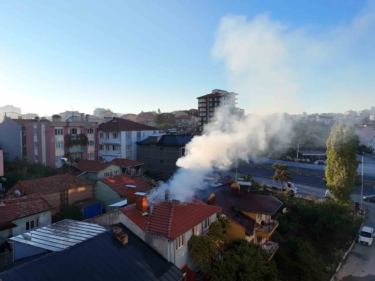 Uşak’ta tek katlı evin çatısında çıkan yangın söndürüldü