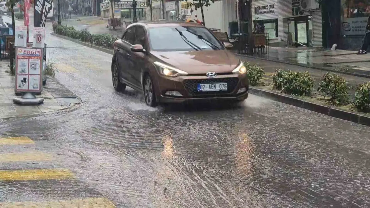 Tekirdağ’da beklenen yağış etkisini gösterdi, yollar adeta dereye döndü