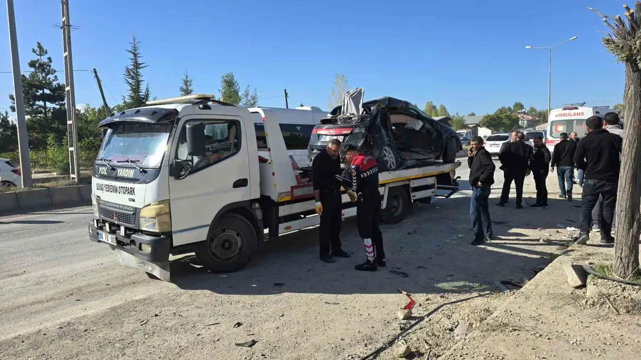 Van’da otomobil ile kamyonet çarpıştı: 5 yaralı