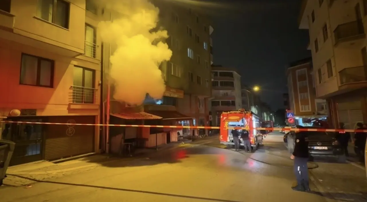 Kıraathanede gece yarısı çıkan yangın korkuttu