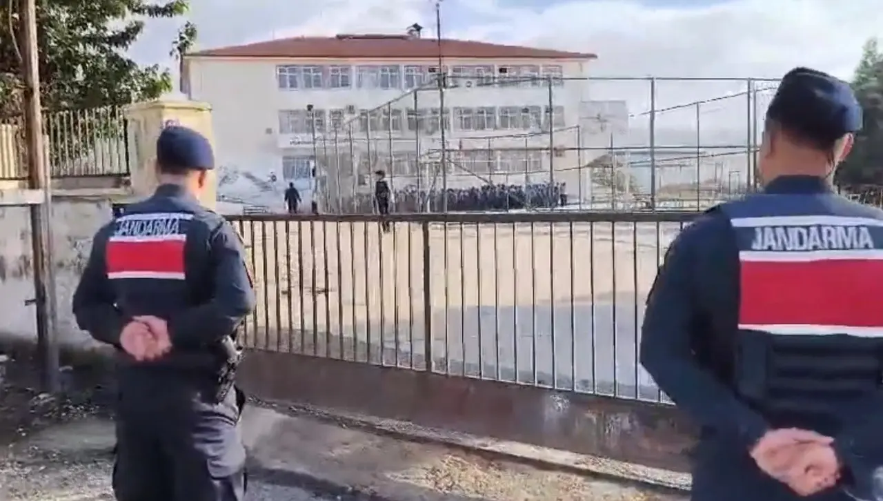 Gaziantep’te jandarmadan okul çevrelerinde huzur uygulaması: Aranan 181 şahıs yakalandı