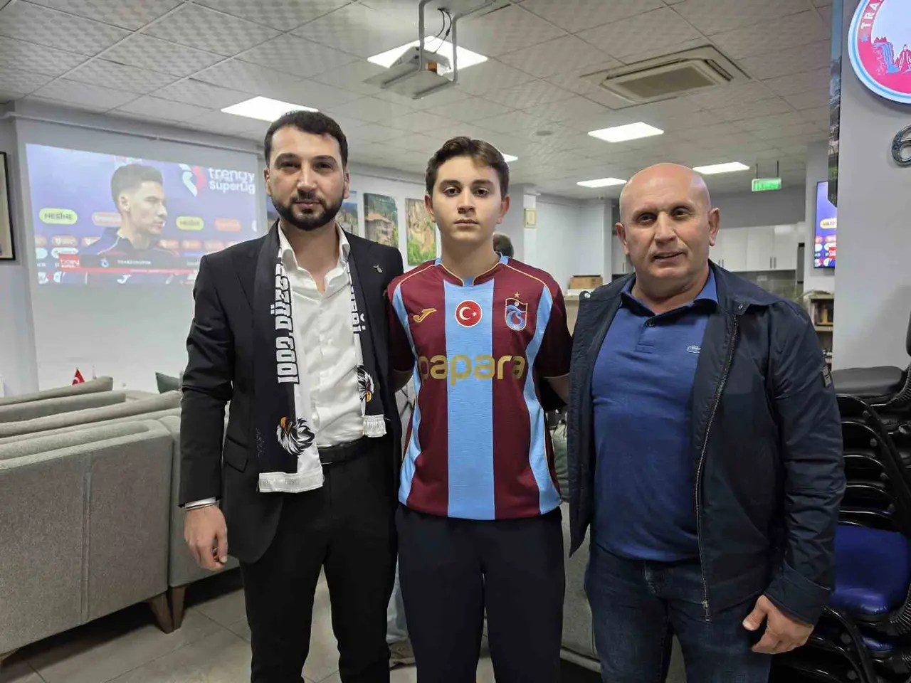 Düzce’de Beşiktaşlılar ve Trabzonsporlular, maçı birlikte izledi