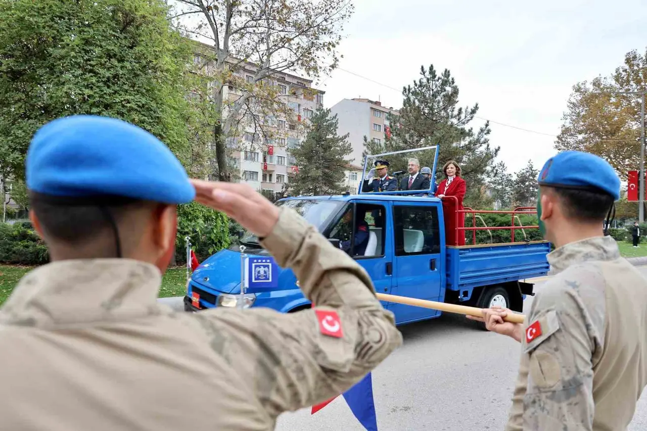 Eskişehir’de Cumhuriyet coşkusu cadde ve sokakları sardı