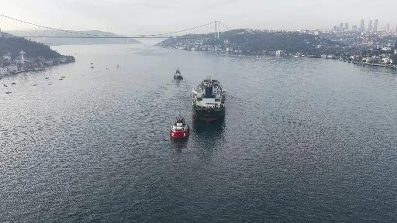 İstanbul Boğazı trafiğe kapandı: Dron saldırısına uğrayan AK ANA tankerinin geçişi böyle görüntülendi