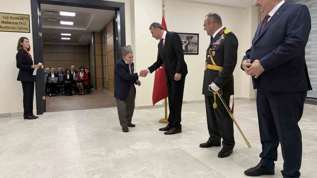 Cumhuriyet Bayramında, Kore Gazisi’ne gösterilen saygı tebrikat törenine damga vurdu