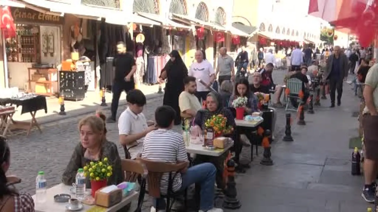 Turistler, tarihi caddede gönüllerince eğlendi