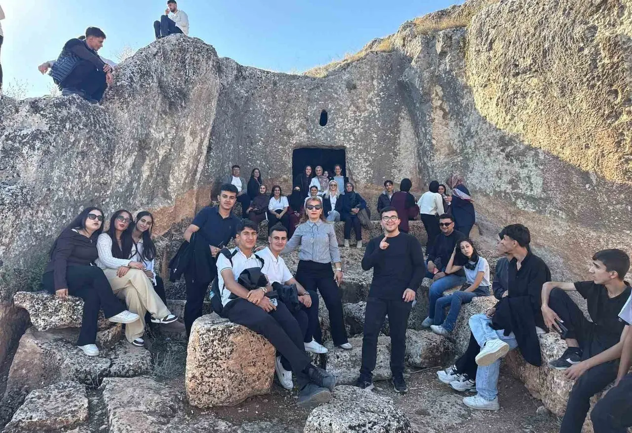 YKS’ye hazırlanan öğrencilere Perre Antik Kenti gezisi