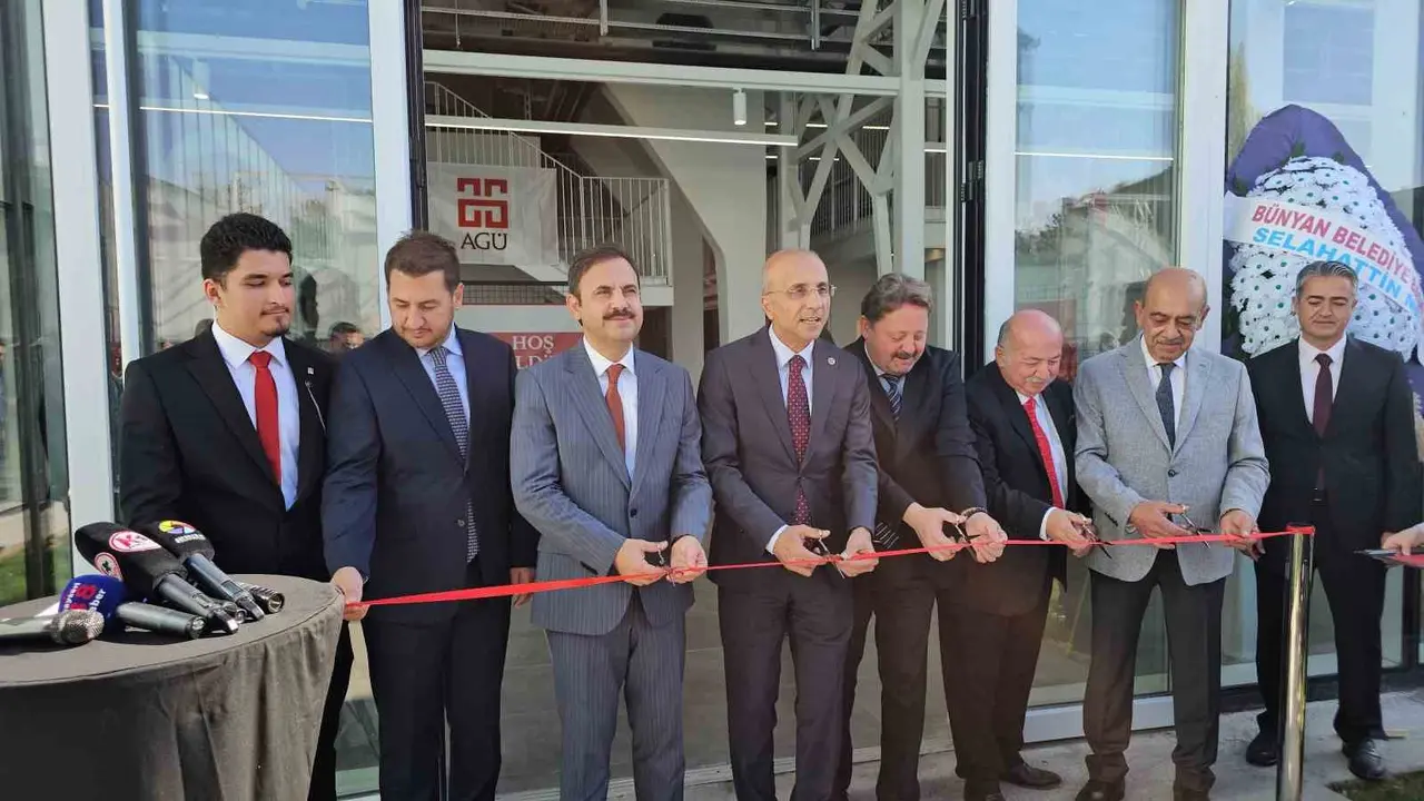 Okuduğu üniversitenin tarihini sergiyle anlattı