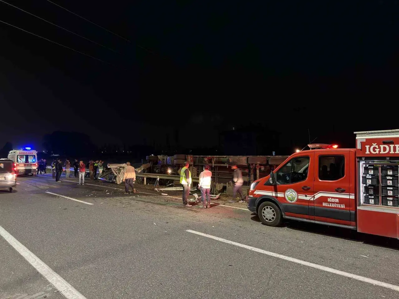 Iğdır’da çimento yüklü tır devrildi: 1 yaralı