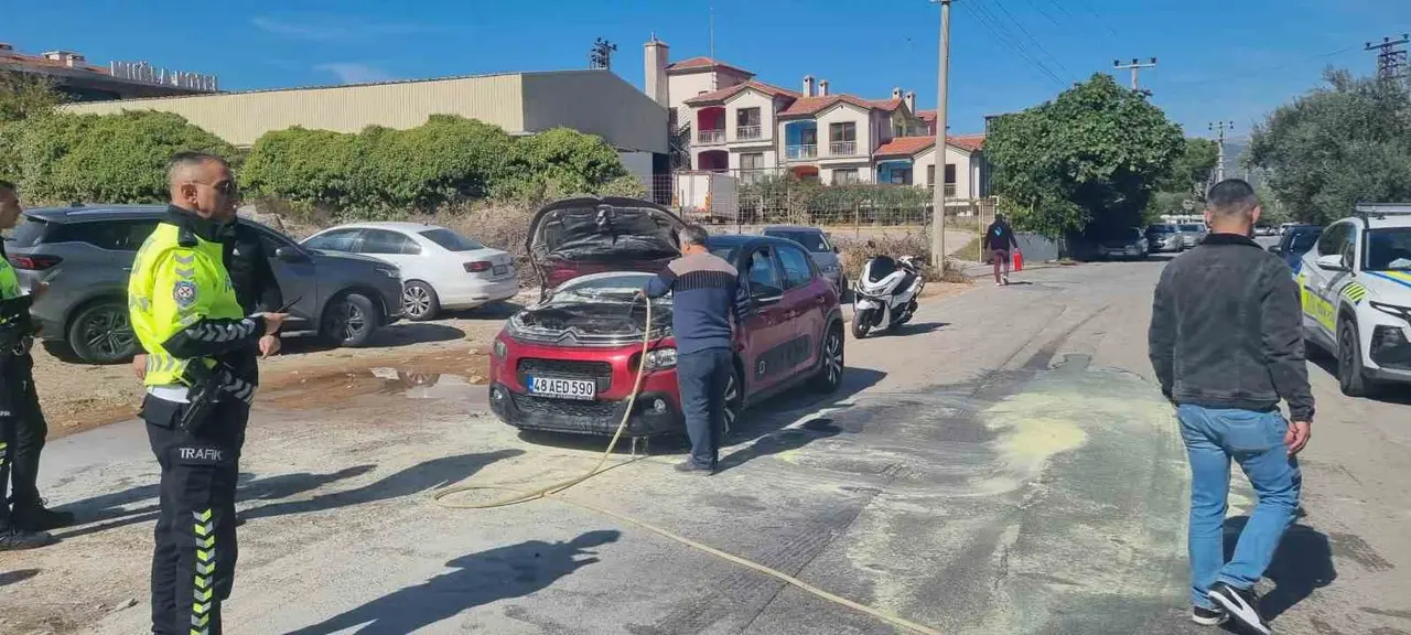 Muğla’da seyir halindeki otomobilde yangın çıktı