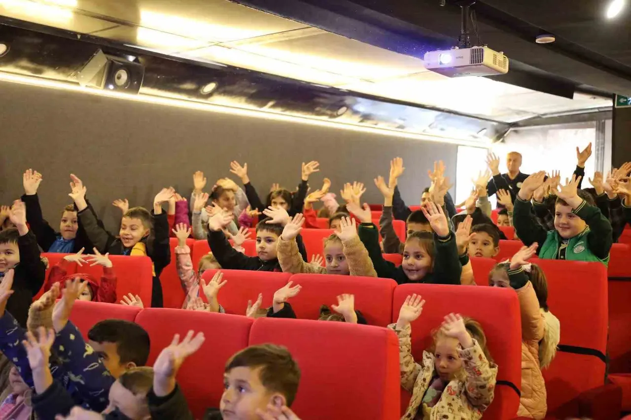 Gezen sinema tırı Düzce’de çocukları sinemayla buluşturdu