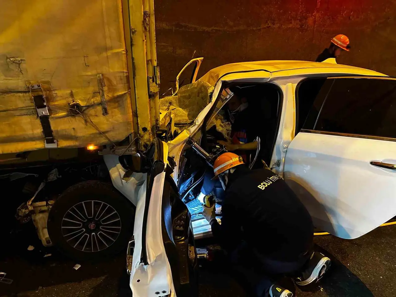 Bolu Dağı Tüneli’nde otomobil tıra ok gibi saplandı: Baba ve oğlu yaralandı
