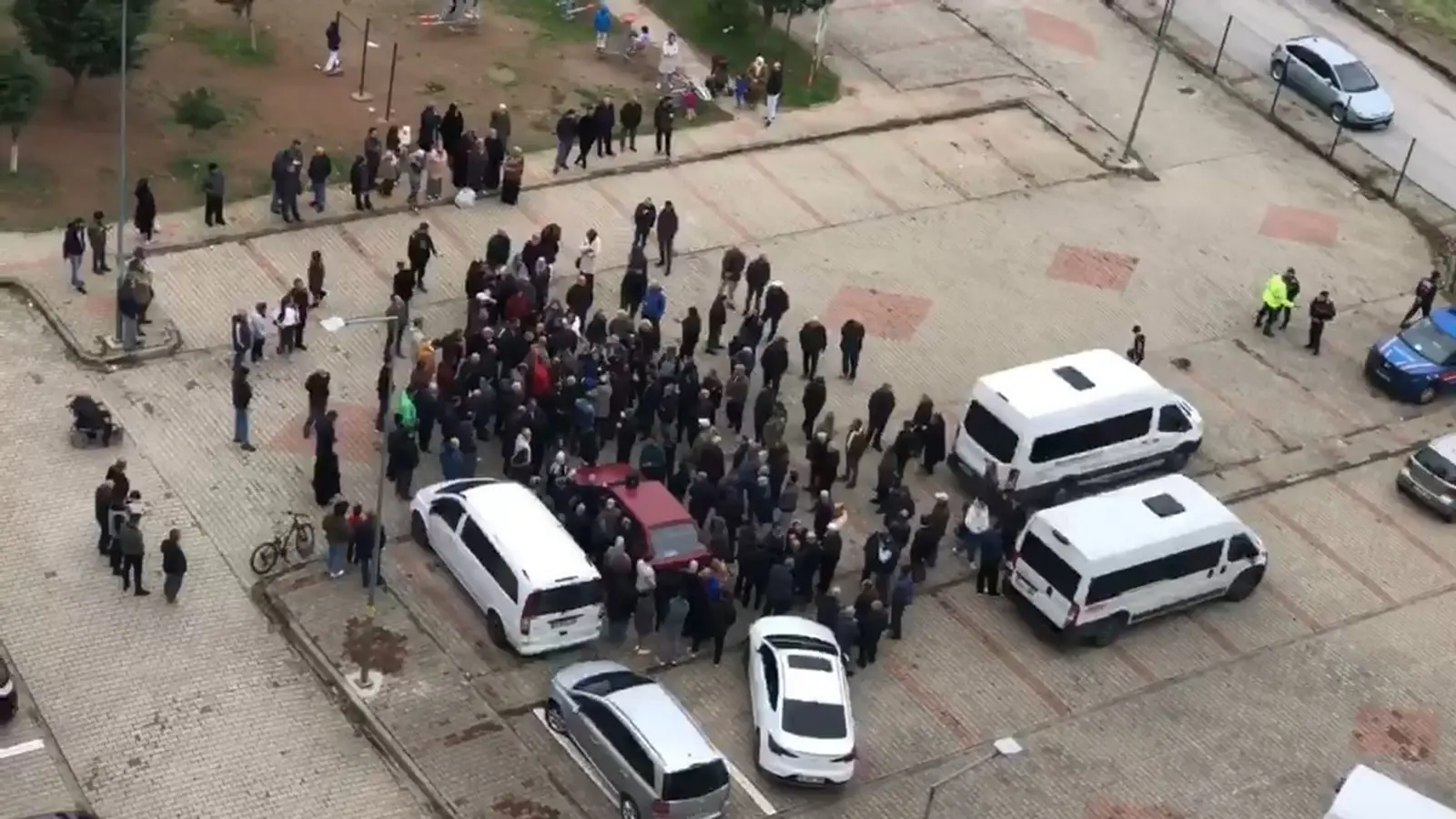 Bursa’da toplu konutlarda yönetimin çeşitli düzenlemeler için ek ödeme talebine tepki