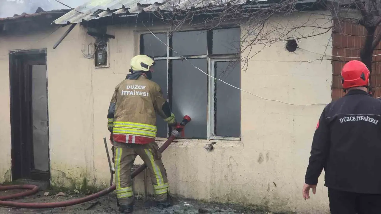 Düzce’de tek katlı ev yandı