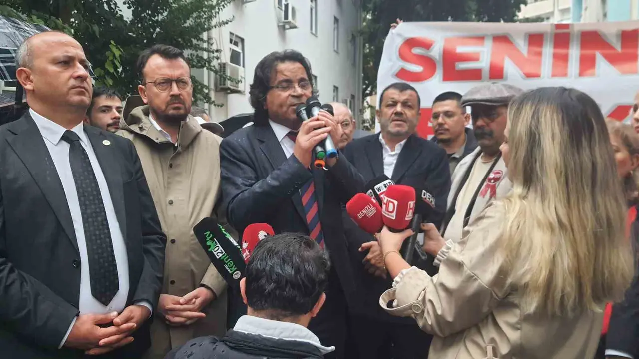 Başkan Doğan’ın destekçileri ikinci günde de belediye önünde buluştu
