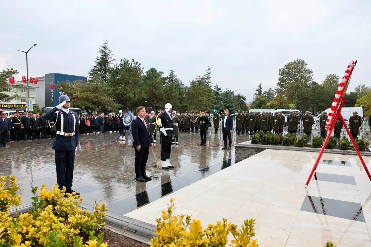 Erzincan’da 29 Ekim Cumhuriyet Bayramı için çelenk sunma töreni düzenlendi